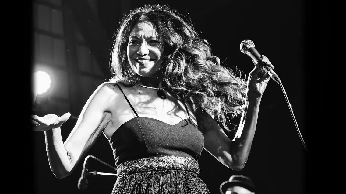 Mona — performer image